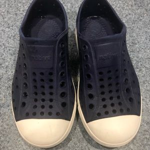 Navy and White Native Jeffersons Size C10